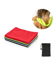BERNAL. Serviette de sport rafraichissante en polyester recyclé (100% rPET) avec pochette en non-tissé