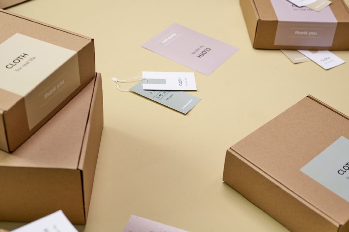 Étiquettes adhésives : papier ou vinyle, comment choisir ?