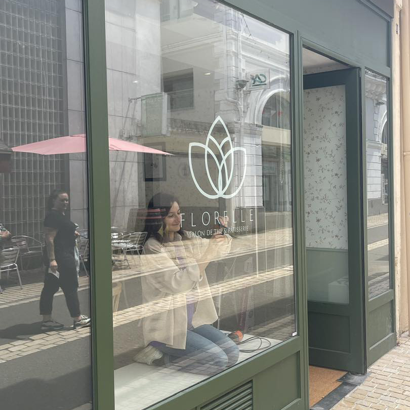 Pose de lettrage adhésif pour l'enseigne du Salon de Thé Florelle : Élégance et Tradition à l’Anglaise