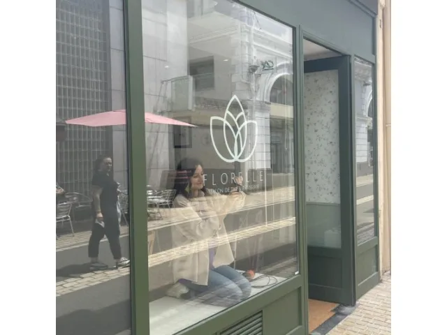 Enseignes et adhésifs de vitrine : ce que dit vraiment la réglementation en 2026