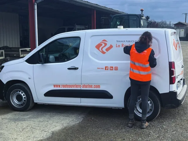 Personnalisation de Véhicules de Chantier | La Route Ouvrière Aturine - Duhort-Bachen