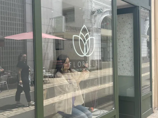 Pose de lettrage adhésif pour l'enseigne du Salon de Thé Florelle : Élégance et Tradition à l’Anglaise