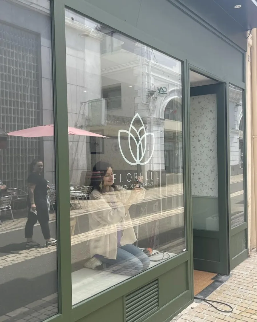 Instalación de rotulación adhesiva para el rótulo del Salon de Thé Florelle: elegancia y tradición a la inglesa 2