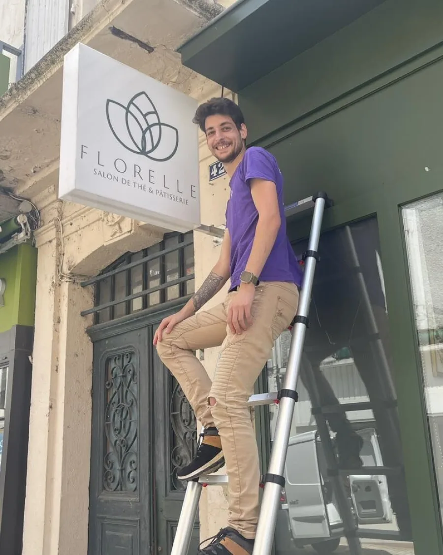 Instalación de rotulación adhesiva para el rótulo del Salon de Thé Florelle: elegancia y tradición a la inglesa 3
