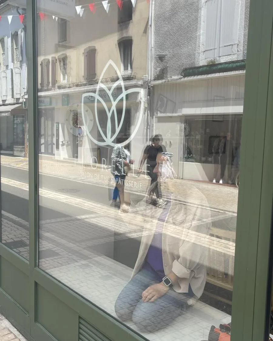 Instalación de rotulación adhesiva para el rótulo del Salon de Thé Florelle: elegancia y tradición a la inglesa 4