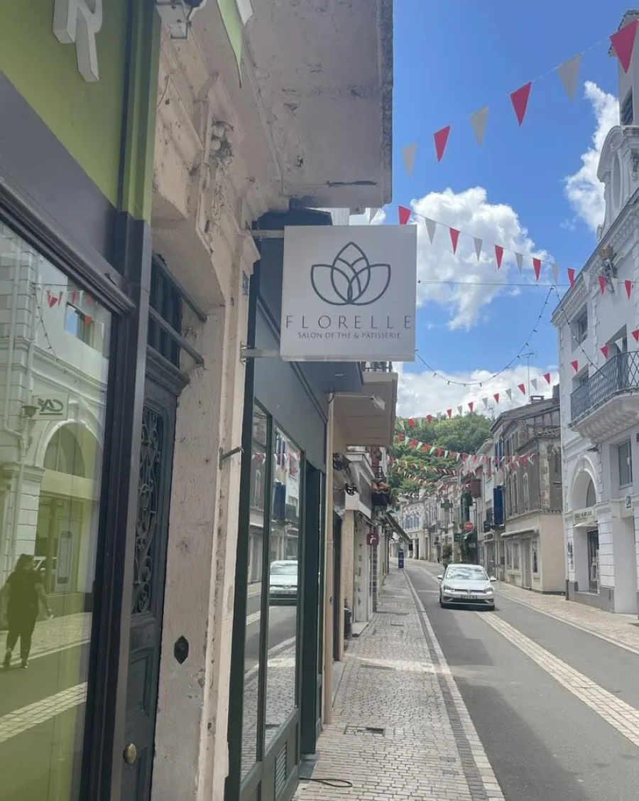 Instalación de rotulación adhesiva para el rótulo del Salon de Thé Florelle: elegancia y tradición a la inglesa 5