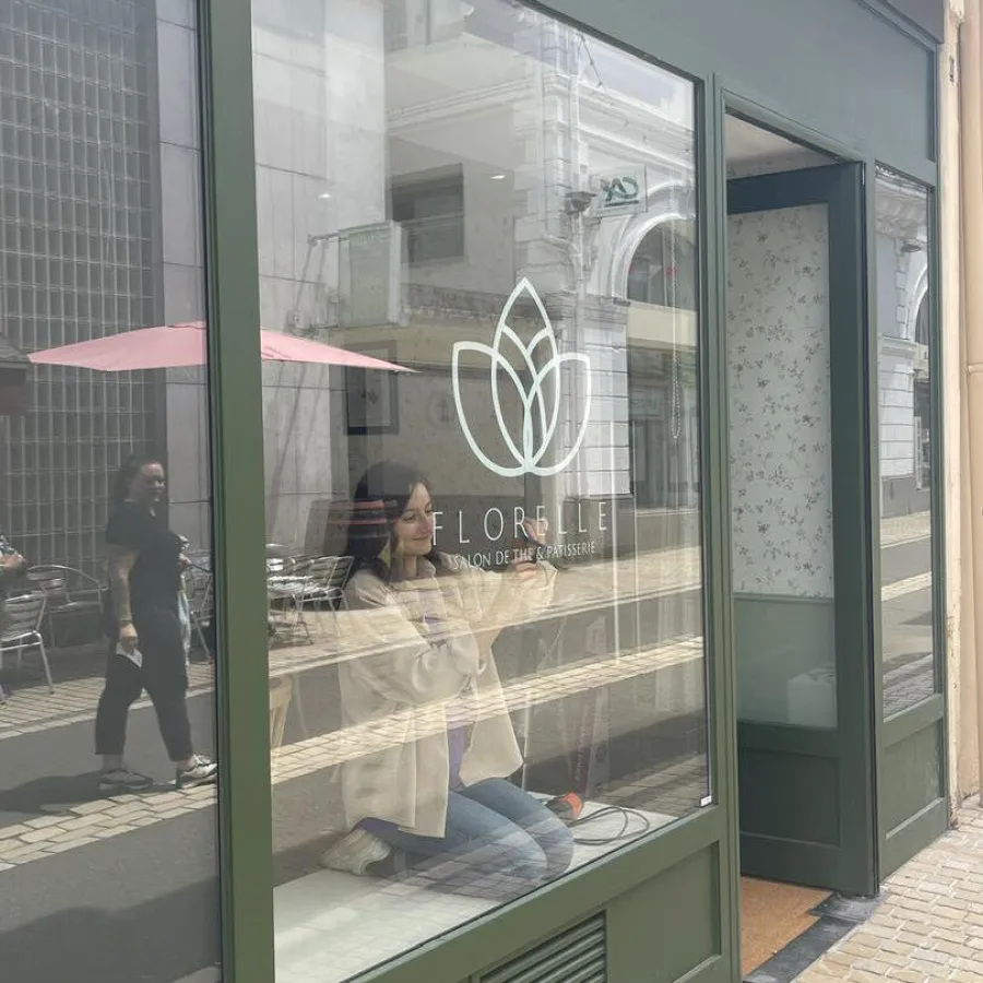 Instalación de rotulación adhesiva para el rótulo del Salon de Thé Florelle: elegancia y tradición a la inglesa