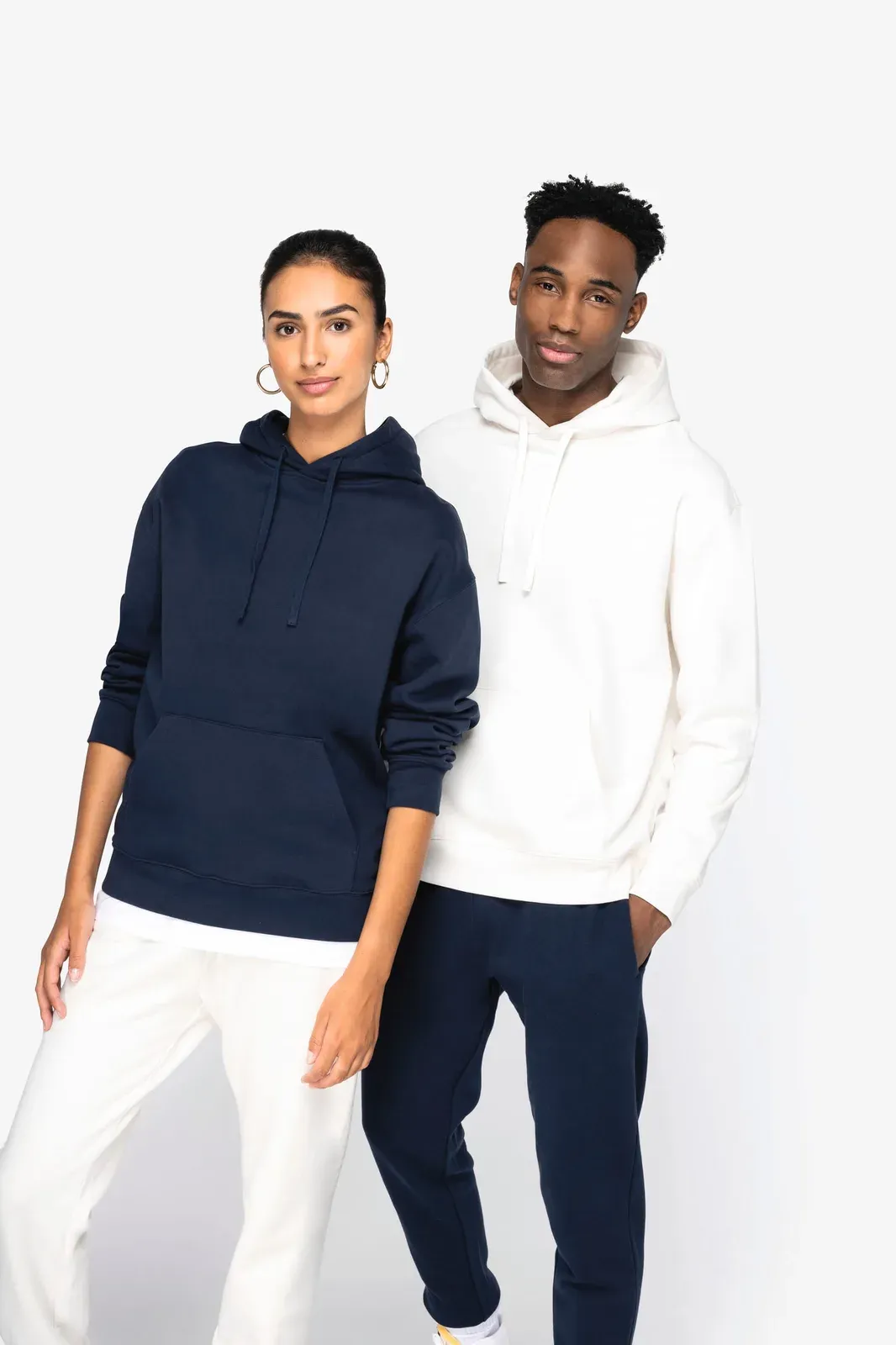 Sudadera sostenible con capucha y hombros caídos de felpa cepillada unisex