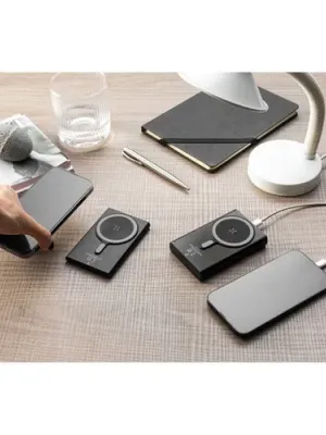 WRIGHT 5. Power bank magnético con carga ultrarrápida en aluminio reciclado y ABS reciclado 5'000 mAh