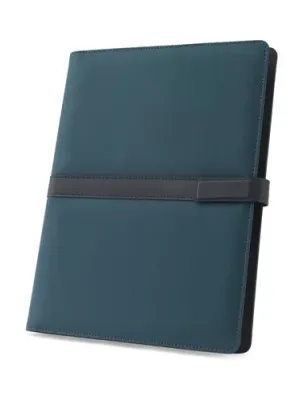 SANDERSON FOLDER. Carpeta A4 de PU (50% reciclada) con cierre magnético y bloc de notas con páginas rayadas – Bleu