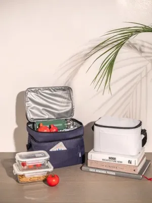 CANCUN. Thermal bag in 600D recycled polyester with adjustable webbing strap 7 L