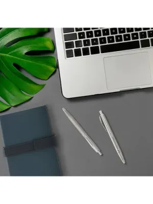 DOOLI. Stylo à bille en acier inoxydable (53 % recyclé), avec corps brillant