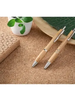 NICOLE. Bolígrafo de bambú con clip y detalles metálicos