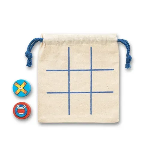 CROSSES. Clásico juego del tres en raya compuesto por 10 piezas de madera contrachapada