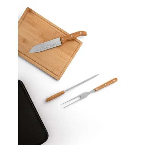 Produit FLARE. Ensemble de 5 pièces pour barbecue en bois et acier inoxydable et une planche de bambou Image