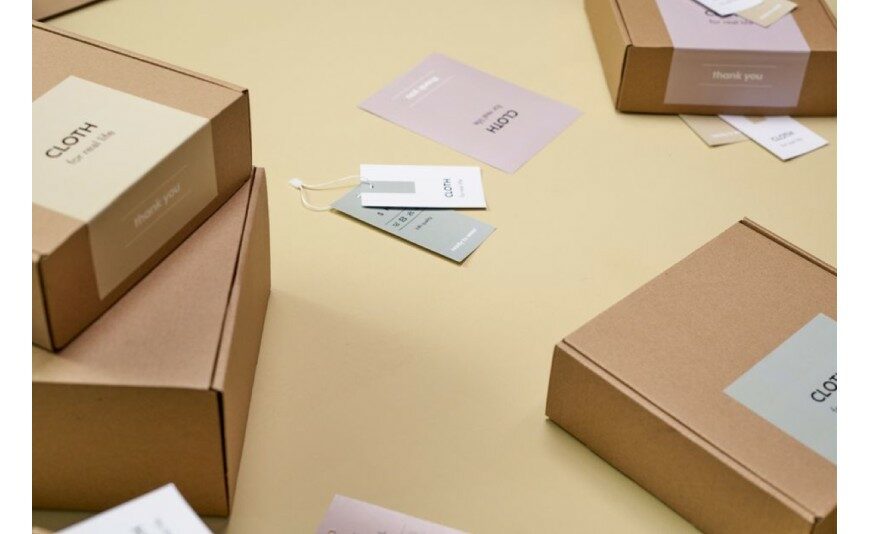 Étiquettes adhésives : papier ou vinyle, comment choisir