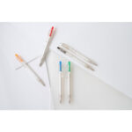 HARLAN. Stylo en rPET avec bouton coloré – Image 3