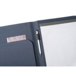 EMERGE FOLDER II. Porte documents A4 en 300D polyester recyclé (100% rPET) avec fermeture élastique – Image 7
