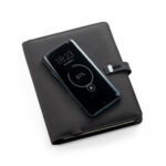 EMERGE A5 FOLDER. Porte documents A5 en 300D polyester recyclé (100% rPET) avec chargeur sans fil – Image 7
