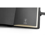 EMERGE A5 FOLDER. Porte documents A5 en 300D polyester recyclé (100% rPET) avec chargeur sans fil – Image 9