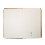 HAWKINS. Carnet de poche en liège avec pages unies, en matériau certifié FSC™ et autres matériaux contrôlés – Image 5