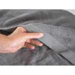 BARDEM L. Serviette de bain (500 g/m²) en coton (82%) et coton recyclé (18%) – Image 10