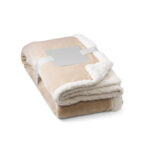 HEIDEN. Couverture polaire réversible (190 g/m²) avec ruban de satin et carte personnalisée – Image 11